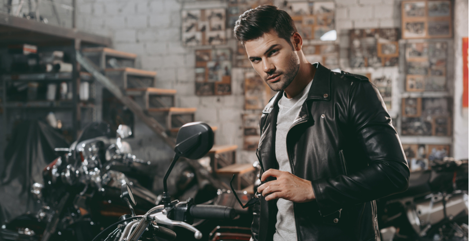  5 Item Fashion yang Harus Dimiliki Cowok Bold